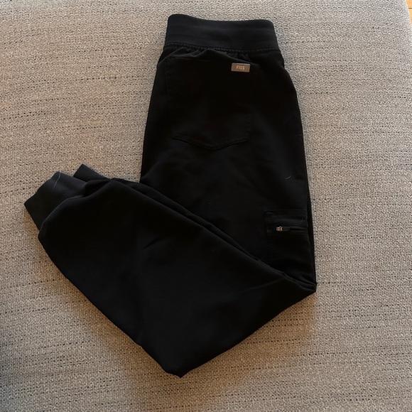 Figs women’s Black Joggers with Gray Drawstring - Picture 3 of 3